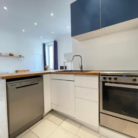 Renting - Grimaldi - Place Heart Of Golden Square - Ac - Fully Equipped