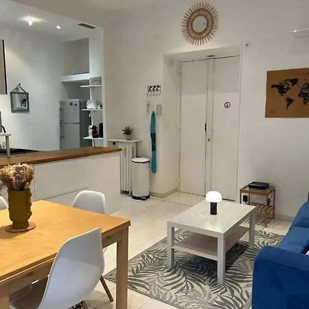 Renting - Grimaldi - Place Heart Of Golden Square - Ac - Fully Equipped